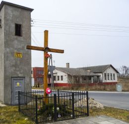 Krzyż przydrożny. Węgierce, gmina Tarnówka, powiat złotowski.