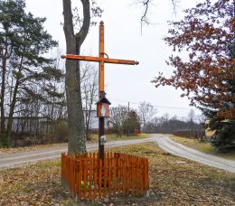 Krzyż przydrożny stojący na rozstaju dróg. Żeleźnica, gmina Krajenka, powiat złotowski.