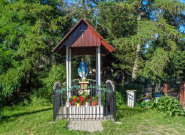 Przydrożna kapliczka z figurą św. Maryi. Ostromice, gmina Wolin, powiat kamieński.