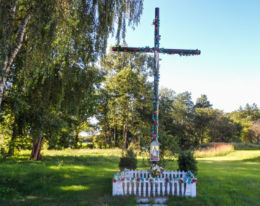 Krzyż przydrożny. Ostromice, gmina Wolin, powiat kamieński.