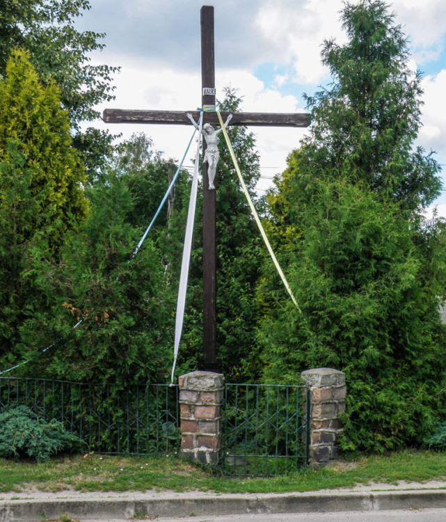 Krzyż przydrożny stojący w centrum wsi. Tanowo, gmina Police, powiat policki.