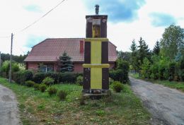 Przydrożna kapliczka słupowa stojącya na rozstaju dróg. Strzaliny, gmina Tuczno, powiat wałecki.