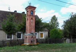 Przydrożna kapliczka latarniowa. Strzaliny, gmina Tuczno, powiat wałecki.