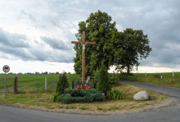 Krzyż przydrożny stojący na rozstaju dróg. Popowo - gmina Wałcz, powiat wałecki.