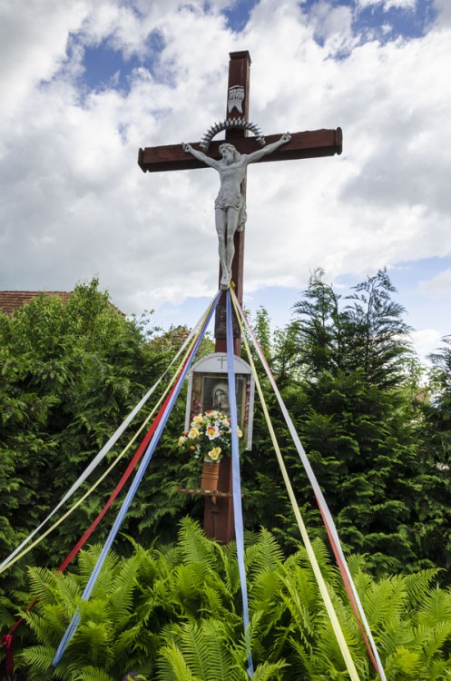 Krzyż przydrożny z kapliczką Matki Boskiej. Książnica, gmina Dzierżoniów, powiat dzierżoniowski.