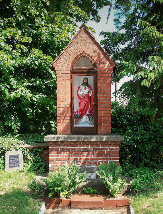Kapliczka Chrystusa przy kościele św. Michała Archanioła. Chróścina, gmina Góra.