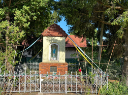 Kapliczka murowana z figurą Matki Bożej stojąca na rozstaju dróg. Borszyn Mały, gmina Góra, powiat górowski, woj. dolnośląskie.