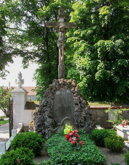 Kamienny krzyż przy kościele św. Michała Archanioła. Chróścina, gmina Góra.
