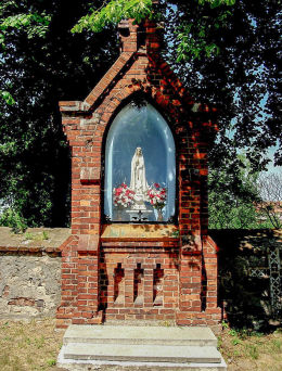 Kapliczka Matki Boskiej przy kościele św. Michała Archanioła. Chróścina, gmina Góra.