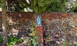 Kapliczka Matki Bożej obok kościoła pw. Św. Wawrzyńca. Czernina, gmina Góra, powiat górowski, woj. dolnośląskie.