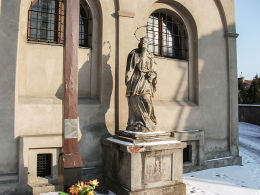 Figura św. Jana Nepomucena przy kościele św. Katarzyny Aleksandryjskiej. Góra, powiat górowski.