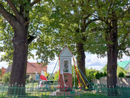 Kapliczka murowana z figurą Matki Bożej,  rok: 1946-1977. Ligota, gmina Góra, powiat górowski, woj. dolnośląskie.