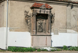 Kapliczka przy kościele pocysterskim św. Marcina, pomnik poległych w latach 1914-1918. Siciny, gmina Niechlów.