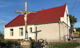 Przydrożny krzyż drewniany stojący w centrum wsi. Sułków, gmina Góra, powiat górowski, woj. dolnośląskie.