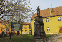 Figura św. Judy Tadeusza z 1726 rok. Pierwotnie stała na jaworskim rynku. W 1873 roku przeniesiona na plac kościelny św. Marcina. Jawor.