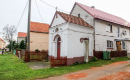 Przydrożna kapliczka domkowa. Zbudowana przez August Krälzig w 1866 roku. Męcinka, powiat jaworski.