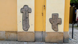 Kamienne krzyże pokutne na ścianie cerkwi św Apostołów Piotra i Pawła. Jelenia Góra.