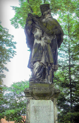 Figura św. Jana Nepomucena przy kościele św. Erazma i Pankracego. Jelenia Góra.