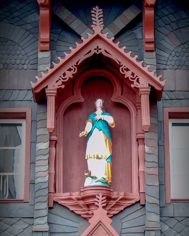 Figura Matki Boskiej w elewacji dawnej szkoły katolickiej. Karpacz.