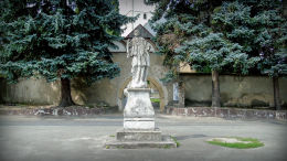 Barokowa figura św. Jana Nepomucena. Łomnica, gmina Mysłakowice.