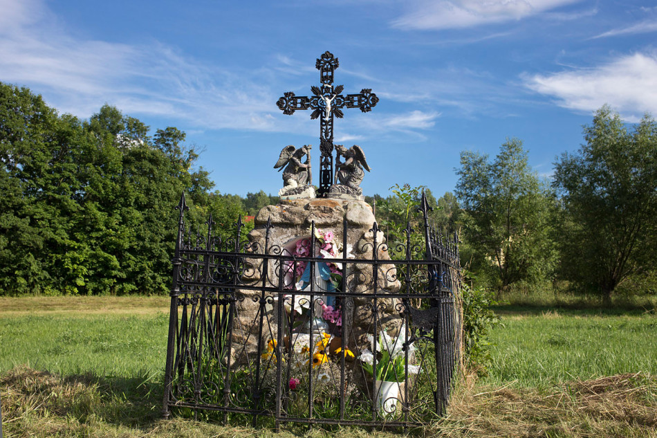 Przydrożna kapliczka murowana zwieńczona metalowym krzyżem stojąca na rozstaju dróg. Stara Białka, gmina Lubawka, powiat kamiennogorski.