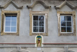 Figura św. Józefa w portalu kamienicy nr 9. Ufundowana przez Annę i Adama Antas w 2008 r. Chełmsko Śląskie, gmina Lubawka, powiat kamiennogorski.