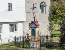 Kapliczka przydrożna murowana z matalowym krzyżem. Jawiszów, gmina Kamienna Góra, powiat kamiennogorski.
