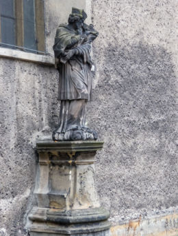 Kapliczka z barokową figurą św. Jana Nepomucena. Kamienna Góra, powiat kamiennogorski.