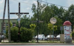 Przydrożny krzyż drewniany stojący na skrzyżowaniu Willmana i Betlejemskiej. Krzeszów, gmina Kamienna Góra, powiat kamiennogorski.