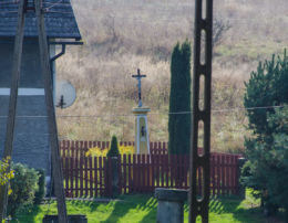 Krzyż przydrożny metalowy na kamiennym postumencie. Okrzeszyn, gmina Lubawka, powiat kamiennogorski.