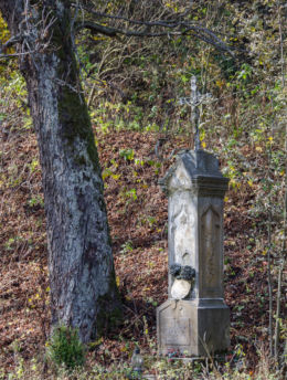 Krzyż przydrożny metalowy na kamiennym postumencie. Okrzeszyn, gmina Lubawka, powiat kamiennogorski.
