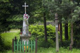 Krzyż przydrożny metalowy na kamiennym postumencie, stojący przy ulicy Błażejowskiej. Chełmsko Śląskie, gmina Lubawka, powiat kamiennogorski.
