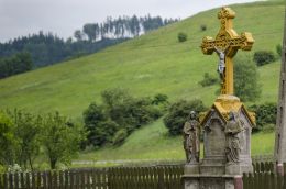 Przydrożny, zabytkowy krzyż kamienny z figurami świętych. Olszyny gmina Kamienna Góra, powiat kamiennogorski.