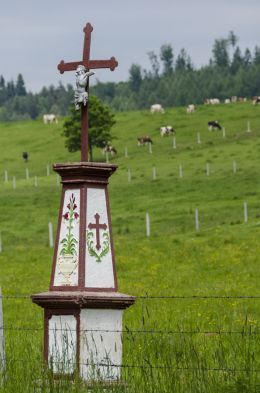 Krzyż przydrożny, metalowy na kamiennym postumencie z figurą Chrystusa. Jawiszów, gmina Kamienna Góra, powiat kamiennogorski.