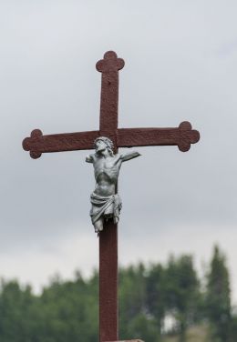 Fragment krzyża przydrożnego. Jawiszów, gmina Kamienna Góra, powiat kamiennogorski.