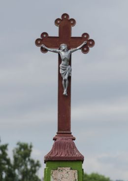 Fragment krzyża przydrożnego. Jawiszów, gmina Kamienna Góra, powiat kamiennogorski.