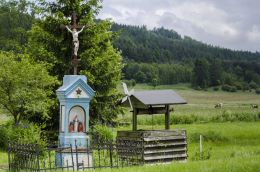 Kapliczka przydrożna murowana stojąca przy głównej drodze. Jawiszów, gmina Kamienna Góra, powiat kamiennogorski.