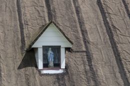Kapliczka przydrożna na dachu starej chaty. Jawiszów, gmina Kamienna Góra, powiat kamiennogorski.