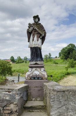 Kapliczka z figurą św. Jana Nepomucena stojąca ma moście na Ścinawce. Krzeszów, gmina Kamienna Góra, powiat kamiennogorski.
