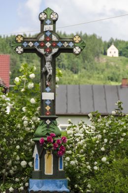 Przydrożny krzyż kamienny stojący przy ulicy Świętej Anny. Krzeszów, gmina Kamienna Góra, powiat kamiennogorski.
