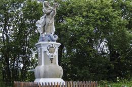 Odrestaurowana kamienna kapliczka przydrożna. Jawiszów, gmina Kamienna Góra, powiat kamiennogorski.