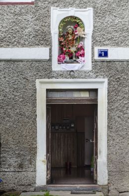 Kapliczka wnękowa św. Floriana w szczycie domu przy ulicy Św. Jadwigi Śląskiej nr 1. Krzeszów, gmina Kamienna Góra, powiat kamiennogorski.