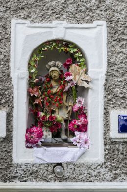 Kapliczka wnękowa św. Floriana w szczycie domu przy ulicy Św. Jadwigi Śląskiej nr 1. Krzeszów, gmina Kamienna Góra, powiat kamiennogorski.