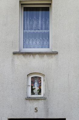Kapliczka wnękowa Matki Boskiej w szczycie domu przy ulicy Opata Bernarda Rosy nr 5. Krzeszów, gmina Kamienna Góra, powiat kamiennogorski.