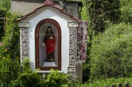 Przydrożna kapliczka domkowa stojąca przy ulicy Opata Bernarda Rosy. Krzeszów, gmina Kamienna Góra, powiat kamiennogorski.