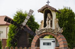 Kapliczka przydomowa z figurą Jezusa Frasobliwego. Krzeszów, gmina Kamienna Góra, powiat kamiennogorski.