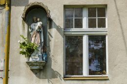 Figura św. Piotra z Dzieciątkiem na kapliczce wnękowej. Kochanów, gmina Kamienna Góra, powiat kamiennogorski.