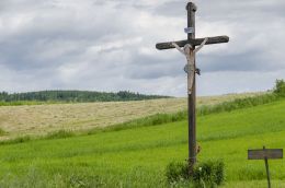 Drewniany krzyż przydrożny z blaszaną figurą Chrystusa. 50.715753, 16.09358, powiat kamiennogorski.