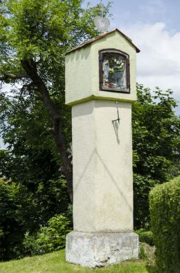 Przydrożna kapliczka klomnowa, murowana z wnęką. Krzeszów, gmina Kamienna Góra, powiat kamiennogorski.