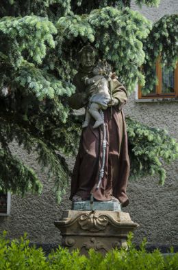 Kapliczka przydrożna przy ulicy Benedyktyńskiej. Krzeszów, gmina Kamienna Góra, powiat kamiennogorski.